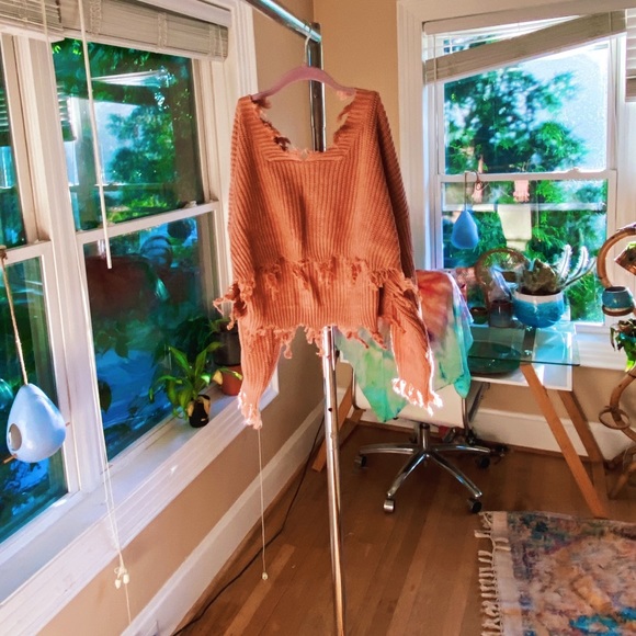 Distressed Cropped Gemini Sweater 🥰 V Neck - Picture 6 of 11